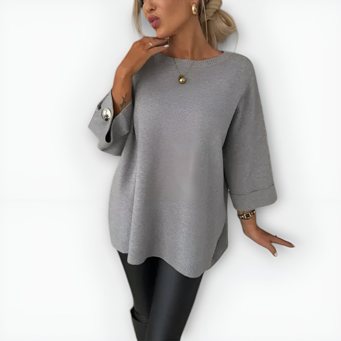 LEAH – OVERSIZED TRUI MET KNOPEN OP DE MANCHET