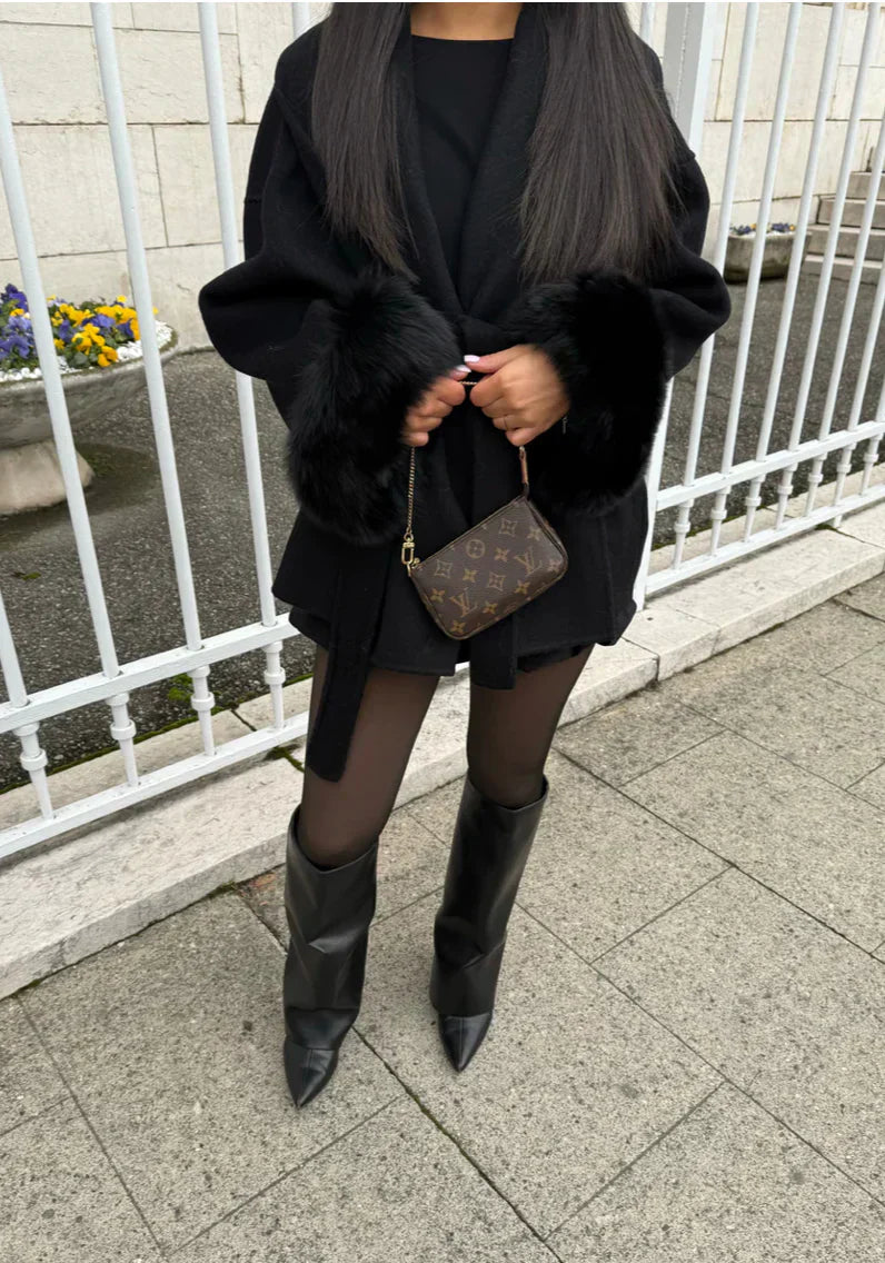 Melissa – Elegante Mantel met Bontdetails