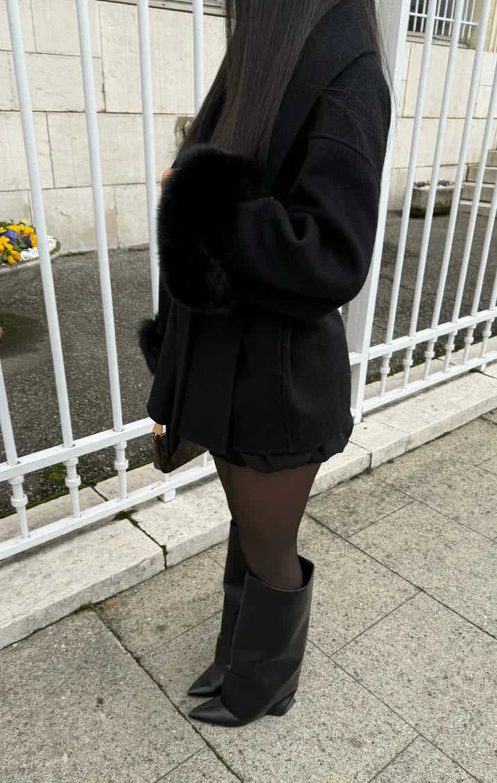 Melissa – Elegante Mantel met Bontdetails