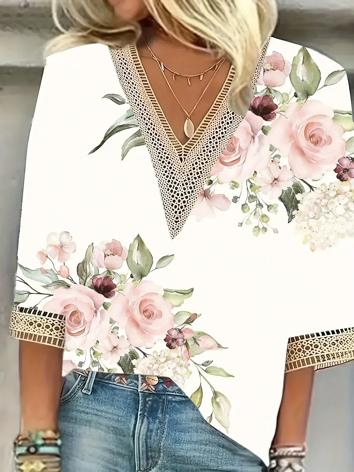 Janine™ | Elegante blouse met kanten V-hals