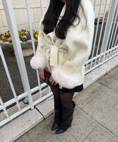 Melissa – Elegante Mantel met Bontdetails